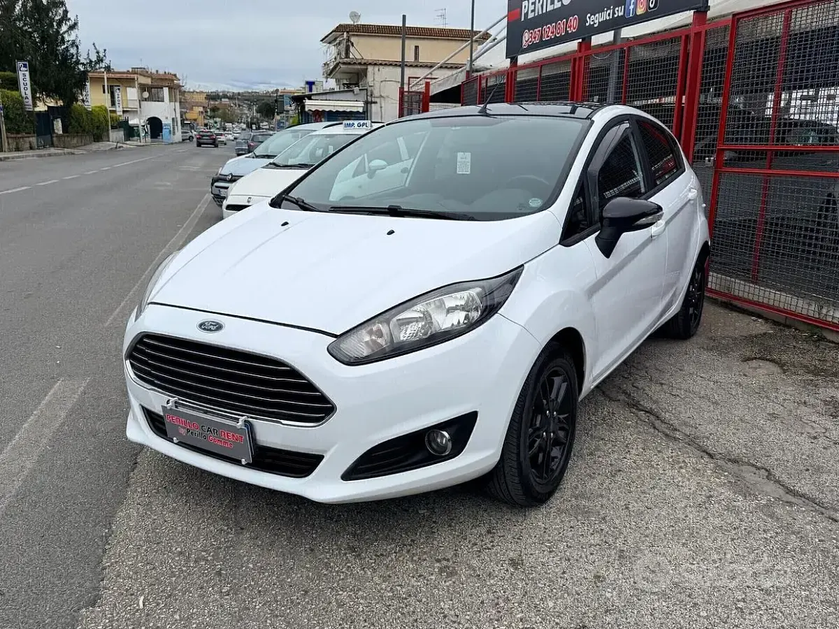 Usata Ford Fiesta 75 CV (55 kW) 2015 Bianco Utilitaria