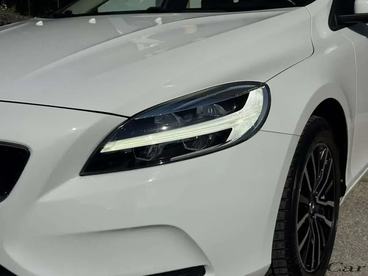 Usata Volvo V40 Business Edition 120 CV (88 kW) 2019 Bianco Berlina