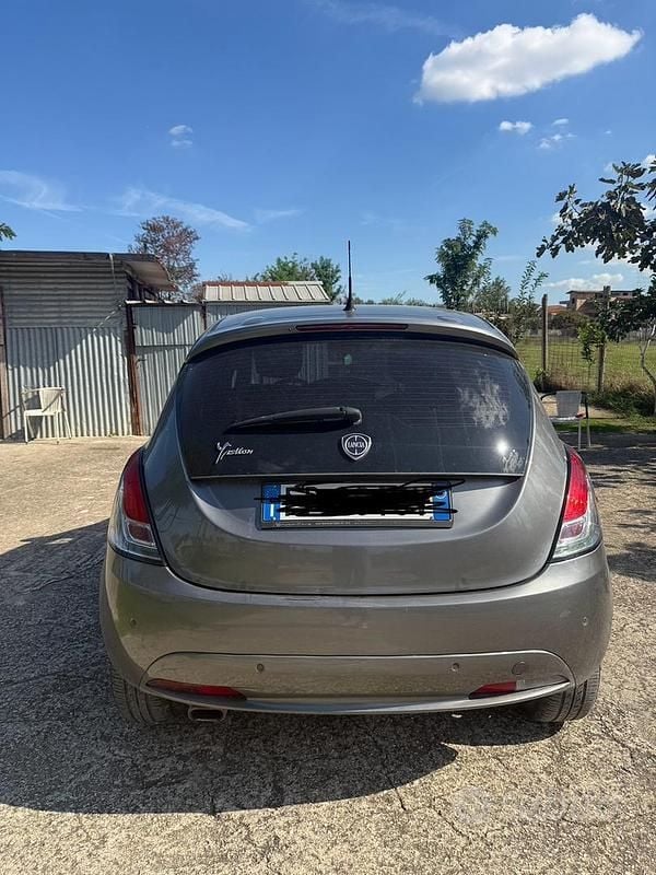 Usata Lancia Ypsilon 69 CV (50 kW) 2018 Grigio Utilitaria