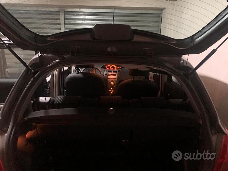 Usata Toyota Yaris 90 CV (66 kW) 2011 Grigio Utilitaria