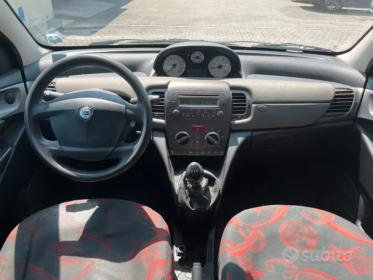 Usata Lancia Ypsilon 69 CV (50 kW) 2004 Rosso Utilitaria