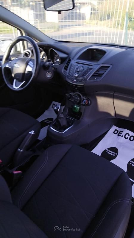 Usata Ford Fiesta 75 CV (55 kW) 2015 Bianco Utilitaria