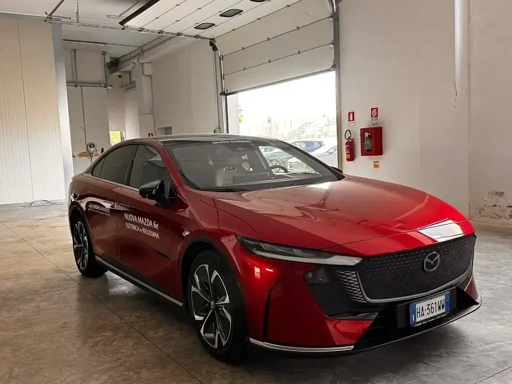 Usata Mazda 6e 189 kW (258 CV) 2025 Premium soul red crystal Berlina