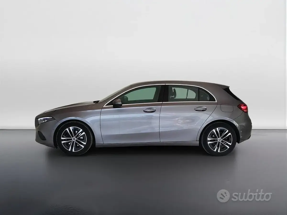 Usata Mercedes A180 Advanced 116 CV (85 kW) 2023 Grigio montagna Berlina