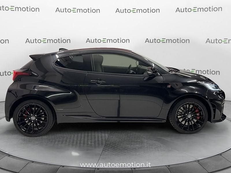 Usado Toyota Yaris 280 CV (205 kW) 2024 Negro Utilitario