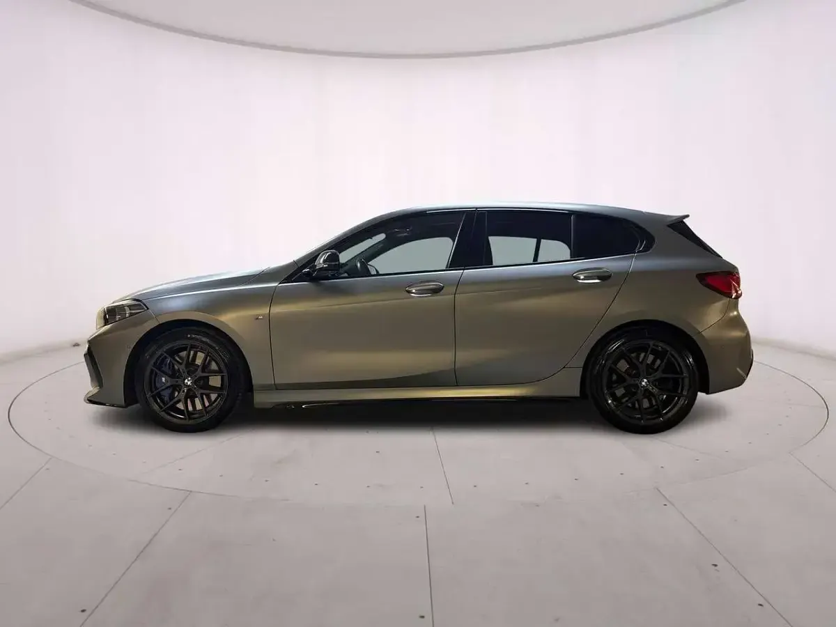 Usata BMW M135 306 CV (225 kW) 2023 Frozen pure grey Utilitaria