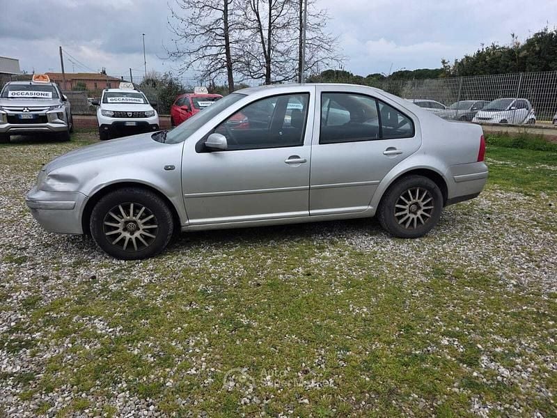Usata VW Bora 116 CV (85 kW) 2000 Gray Berlina
