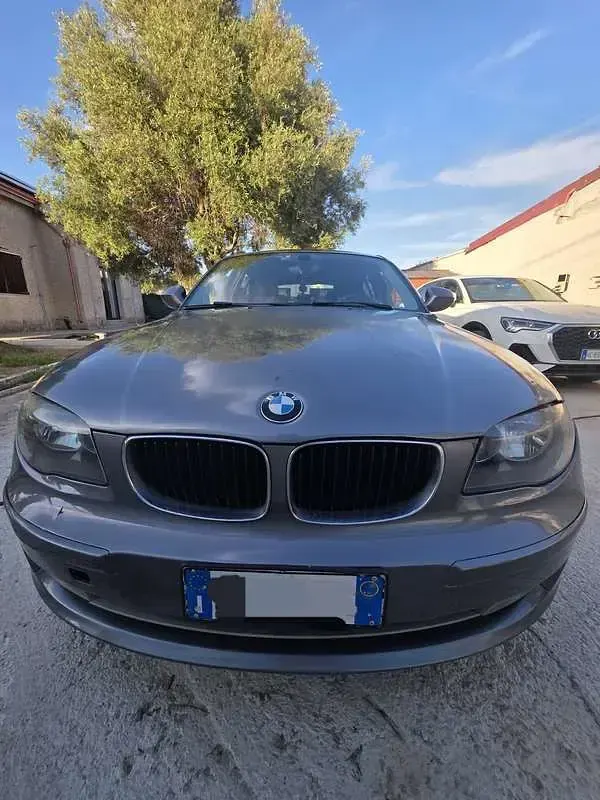 Usata BMW 118 Lifestyle 143 CV (105 kW) 2010 Grigio Utilitaria