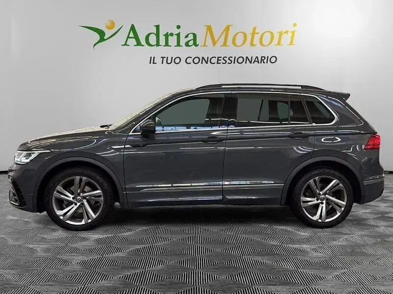 Usata VW Tiguan 150 CV (110 kW) 2023 Grigio scuro SUV