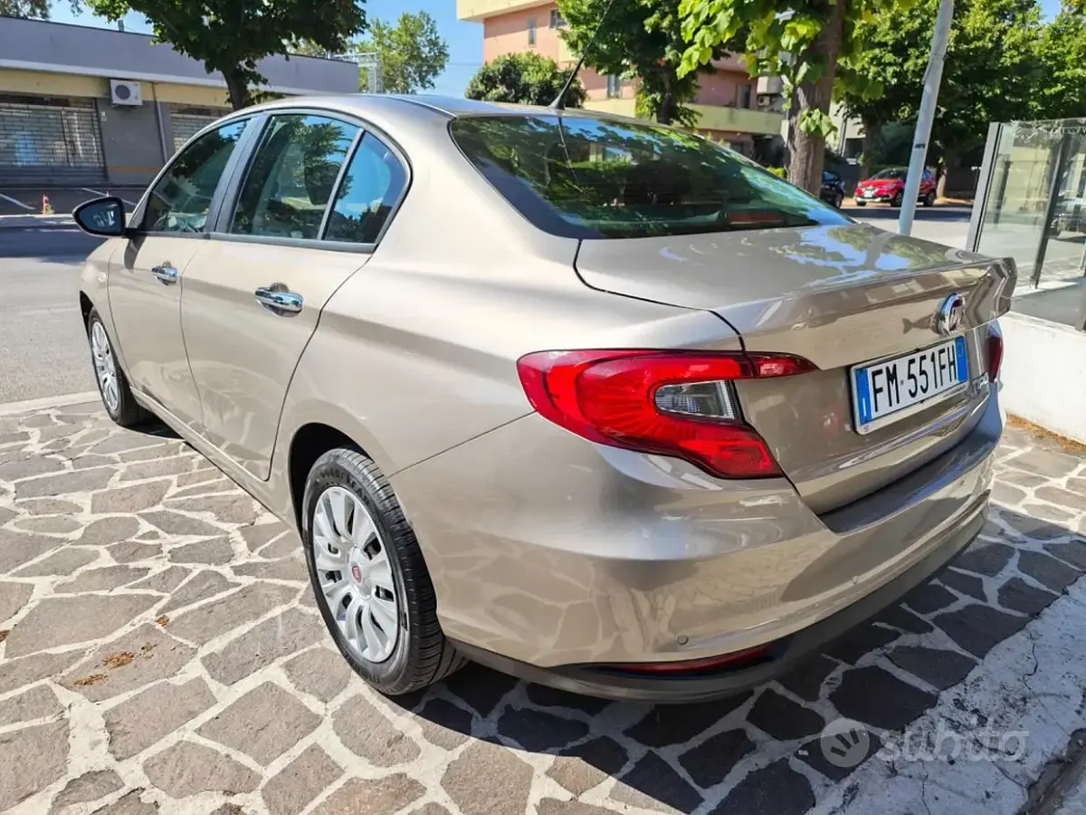 Usata Fiat Tipo Easy 95 CV (69 kW) 2017 Marrone Berlina