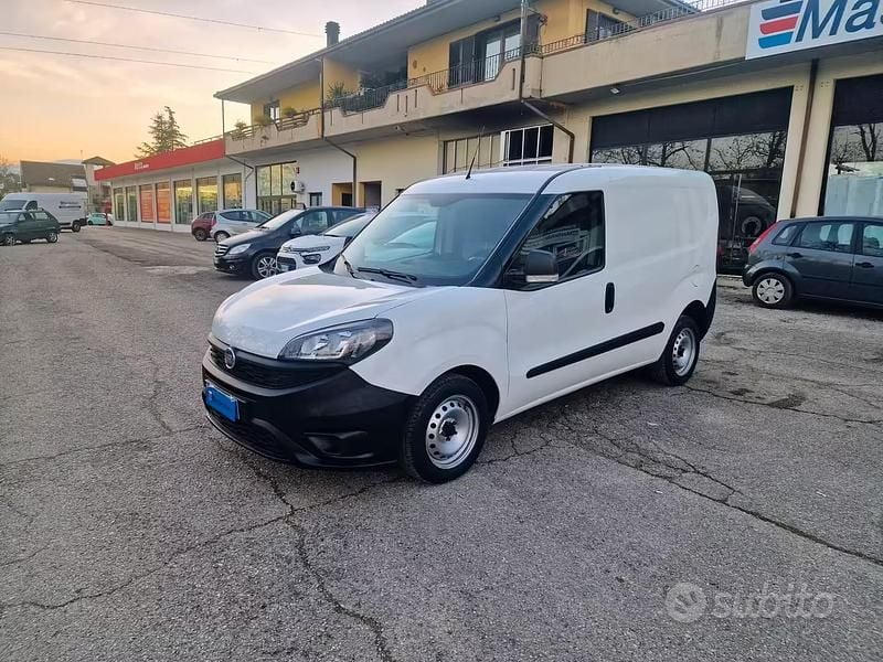 Usata Fiat Doblò Lounge 90 CV (66 kW) 2022 Bianco Monovolume
