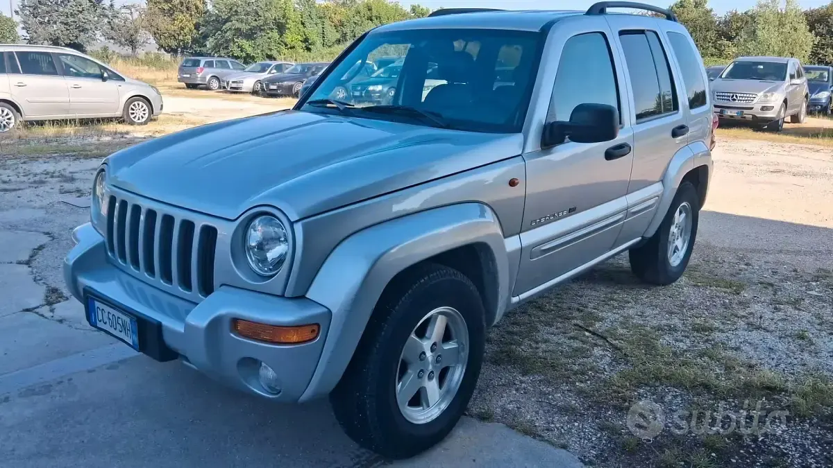 Usata Jeep Cherokee Sport 143 CV (105 kW) 2002 Grigio SUV