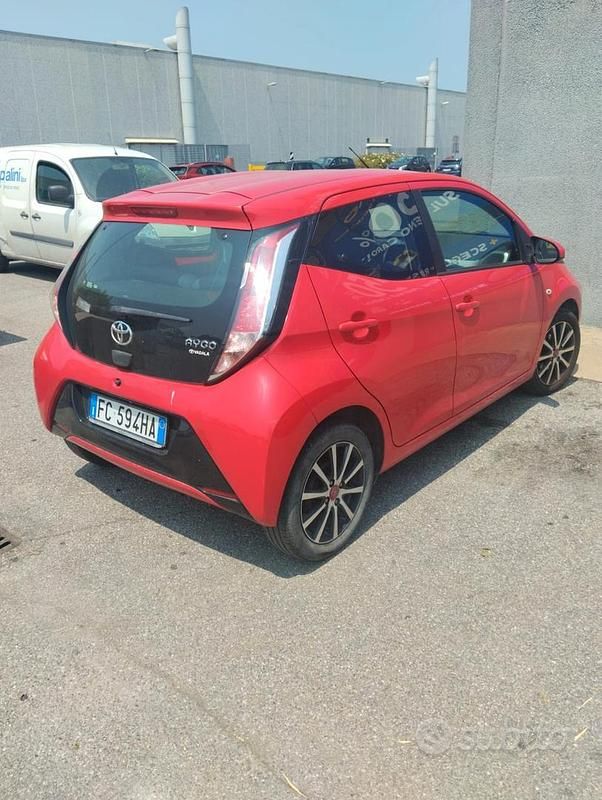 Usata Toyota Aygo 69 CV (50 kW) 2016 Rosso Utilitaria