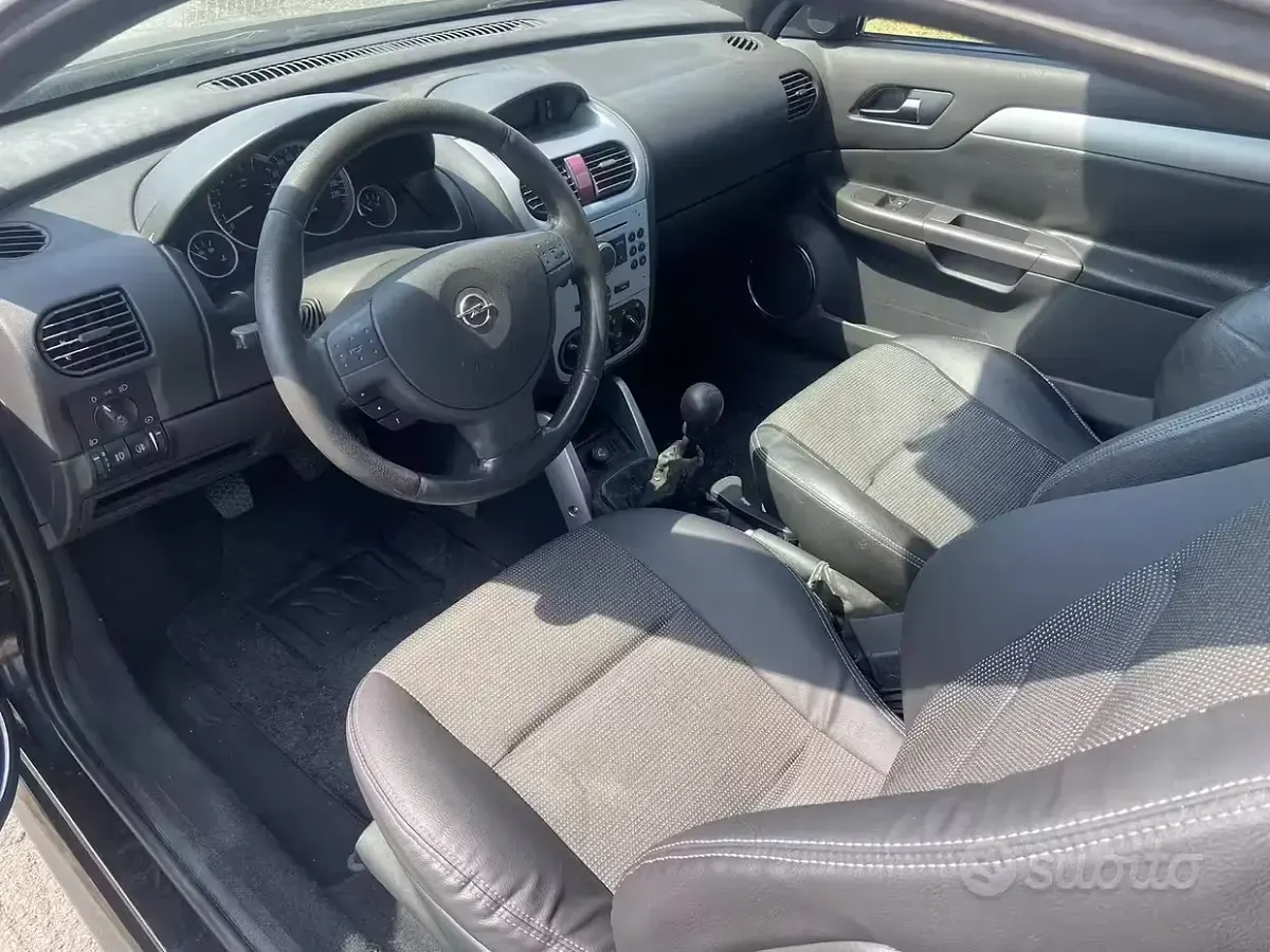 Usata Opel Tigra 90 CV (66 kW) 2005 Nero Cabrio