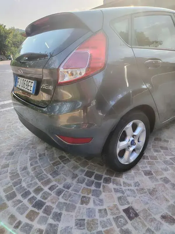 Usata Ford Fiesta Business Edition 75 CV (55 kW) 2017 Grigio Utilitaria