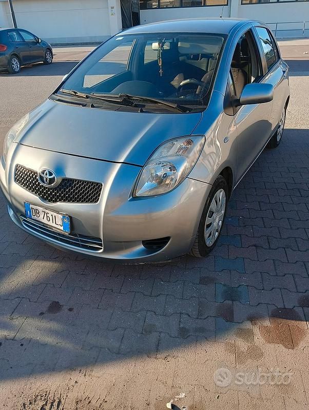 Usata Toyota Yaris 68 CV (50 kW) 2006 Grigio Utilitaria