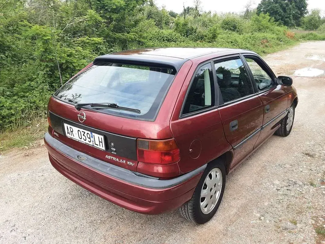 Usata Opel Astra Edition 90 CV (66 kW) 1997 Rosso