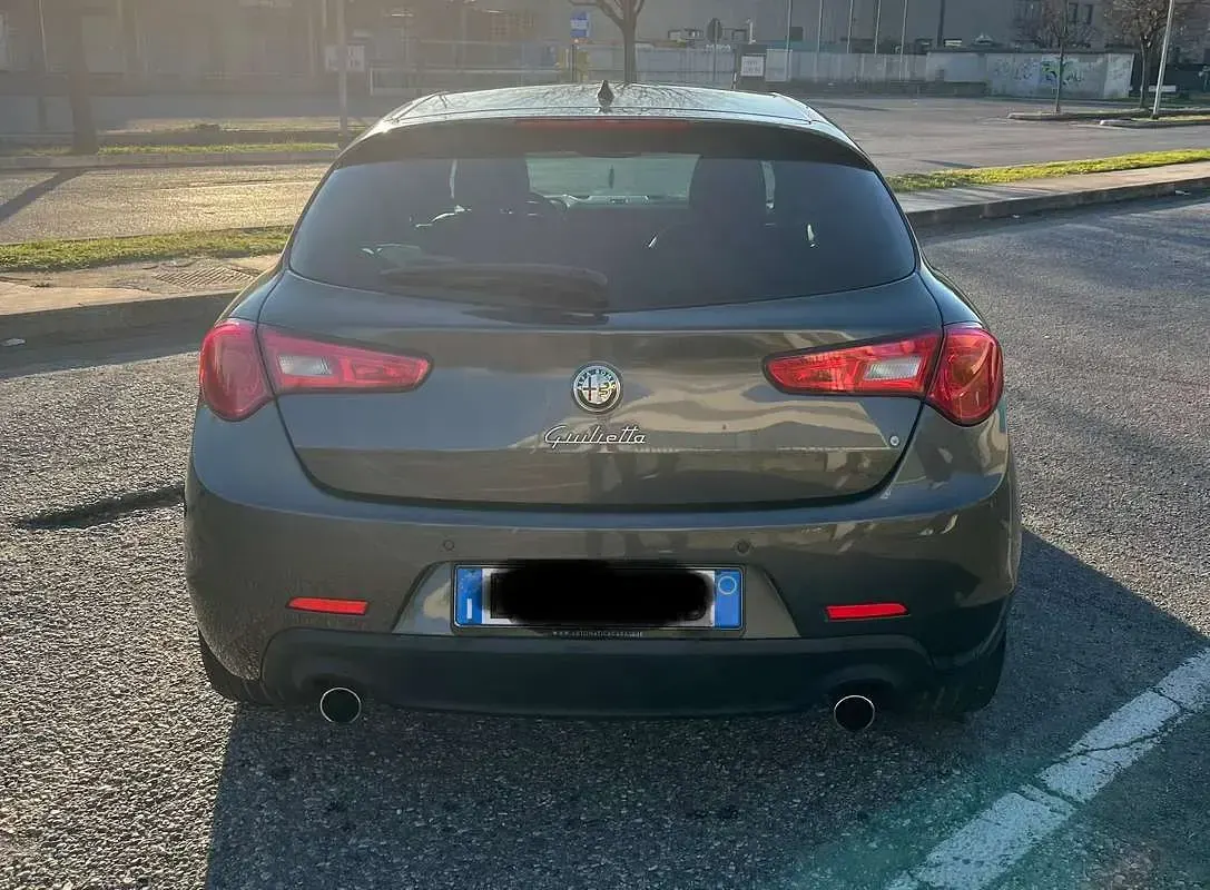 Usata Alfa Romeo Giulietta Exclusive 170 CV (125 kW) 2013 Grigio Utilitaria