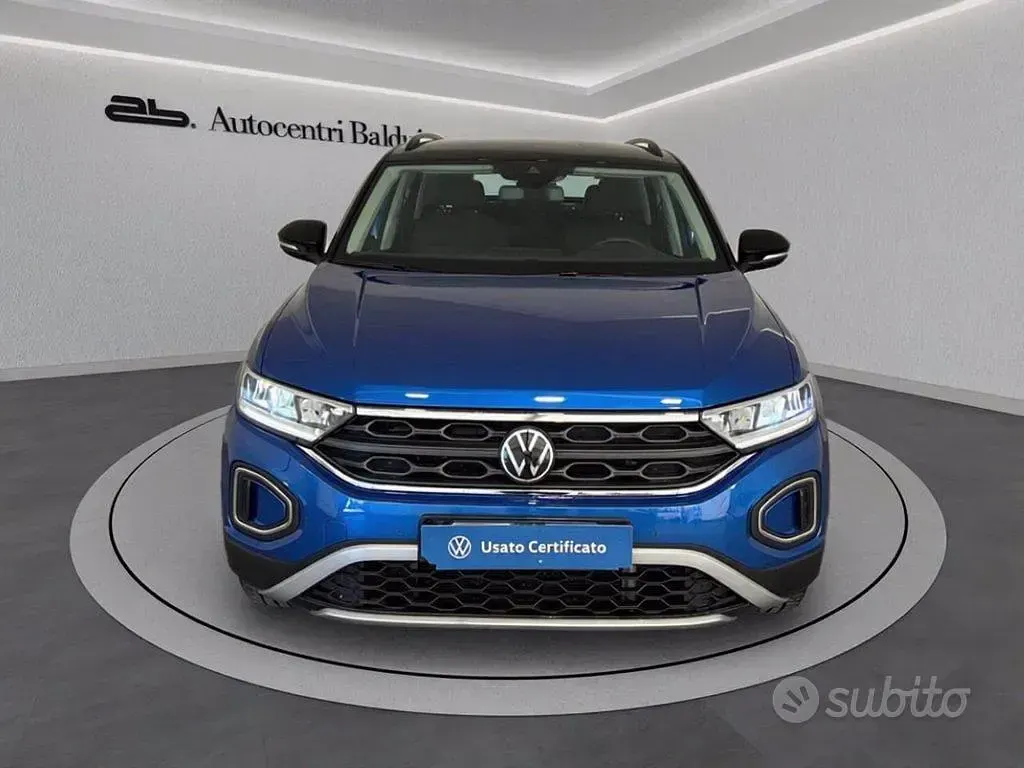 Usata VW T-Roc Life 110 CV (80 kW) 2023 Blu ravenna met /tetto nero SUV