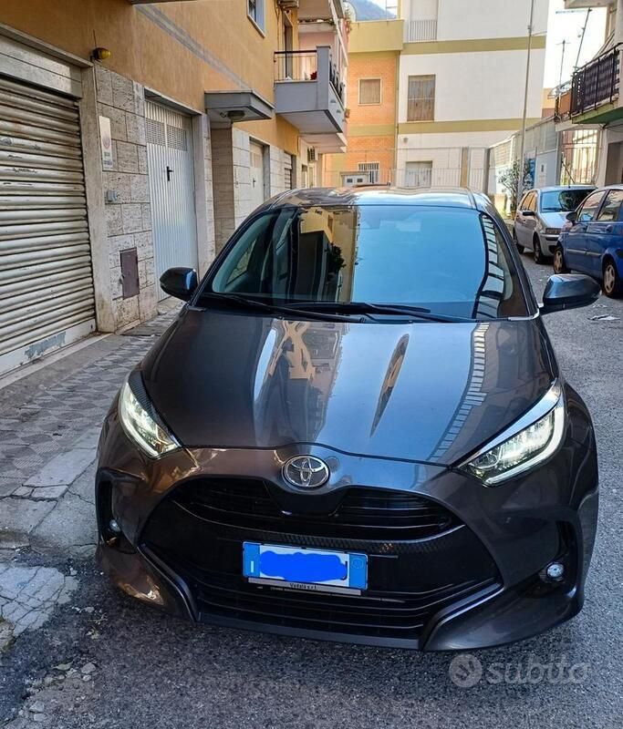 Grigio Usata 2022 Toyota Yaris Trend Tre volumi | 14.900 € (Ottimo prezzo) - Immagine 1/4