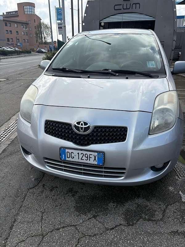 Usata Toyota Yaris Play 87 CV (63 kW) 2008 Argento Utilitaria