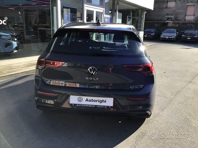 Usata VW Golf VIII Life 110 CV (80 kW) 2023 Grigio Berlina