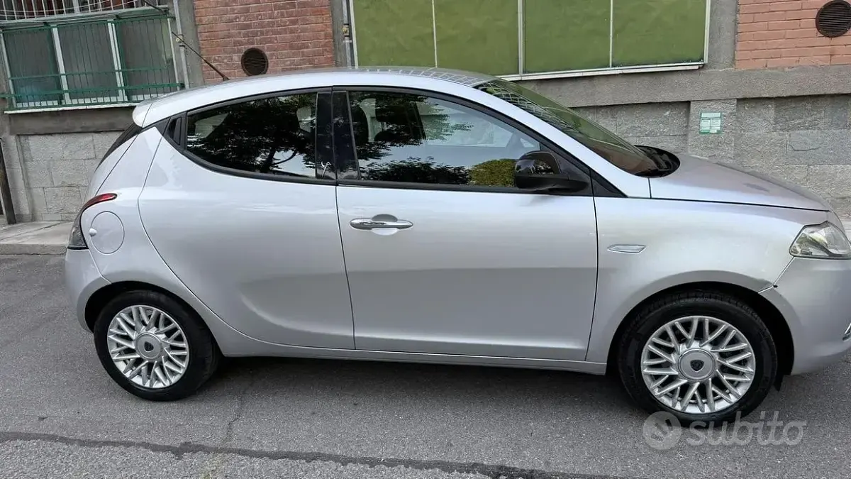 Usata Lancia Ypsilon 69 CV (50 kW) 2015 Grigio Utilitaria