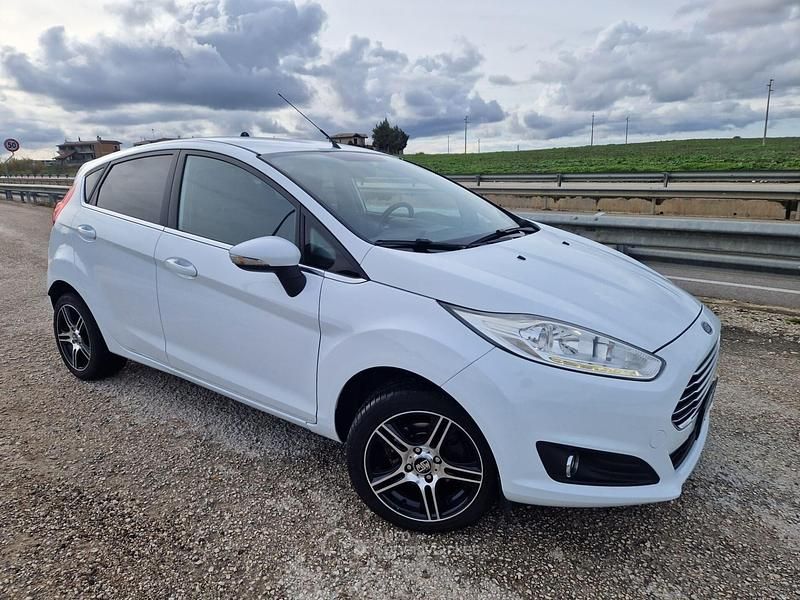 Second-hand Ford Fiesta Titanium 97 CP (71 kW) 2015 Alb Berlinǎ