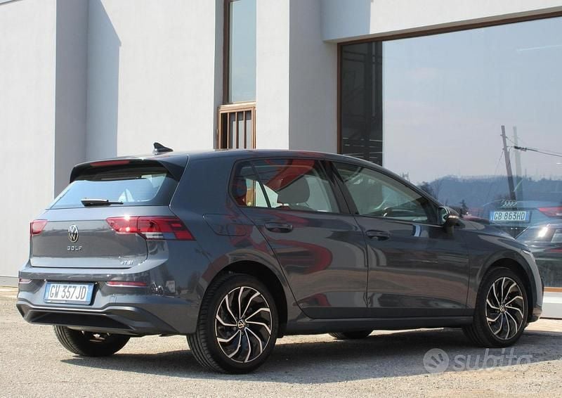 Usata VW Golf VIII Life 110 CV (80 kW) 2024 Grigio Berlina