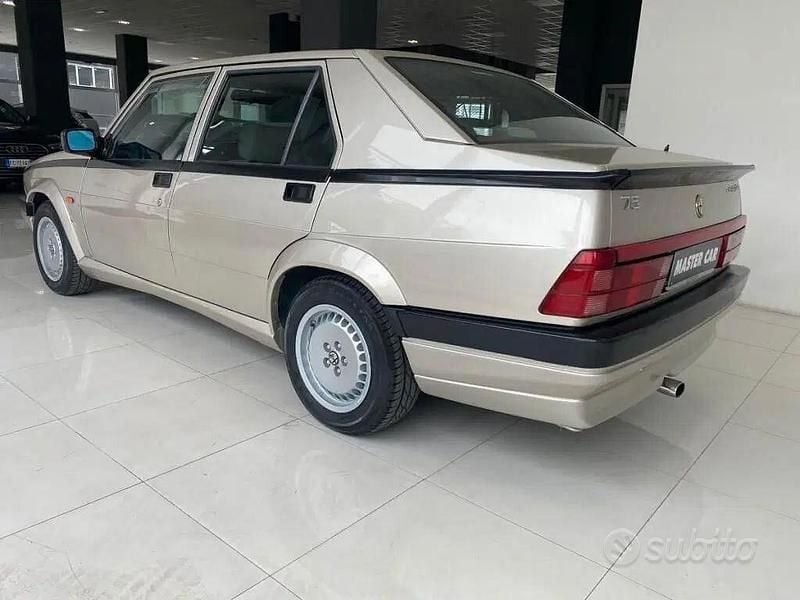 Usata Alfa Romeo 75 148 CV (108 kW) 1988 Beige Berlina