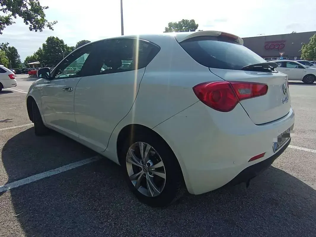 Usata Alfa Romeo Giulietta Impression 105 CV (77 kW) 2014 Bianco Utilitaria