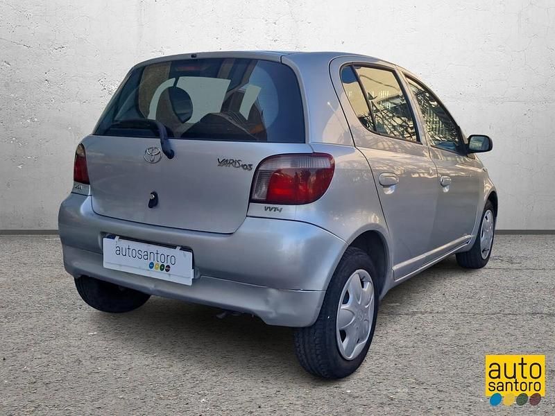 Usata Toyota Yaris 68 CV (50 kW) 2003 Argento Berlina