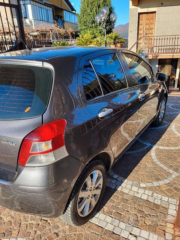 Usata Toyota Yaris 65 CV (47 kW) 2011 Utilitaria