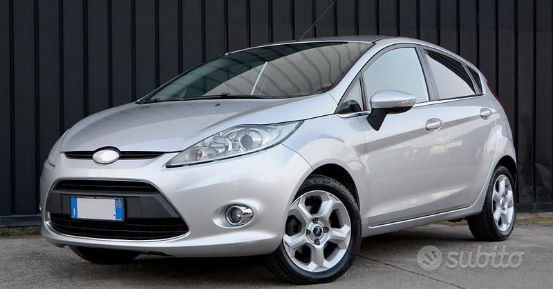 Usata Ford Fiesta Titanium 70 CV (51 kW) 2010 Grigio Berlina
