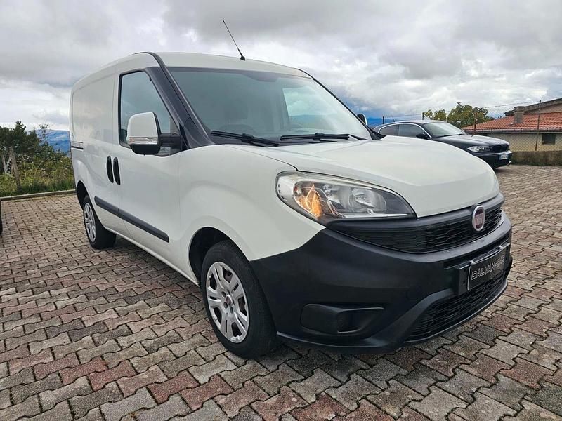 Begagnad Fiat Doblò Lounge 95 HK (69 kW) 2017 Vit Minibuss