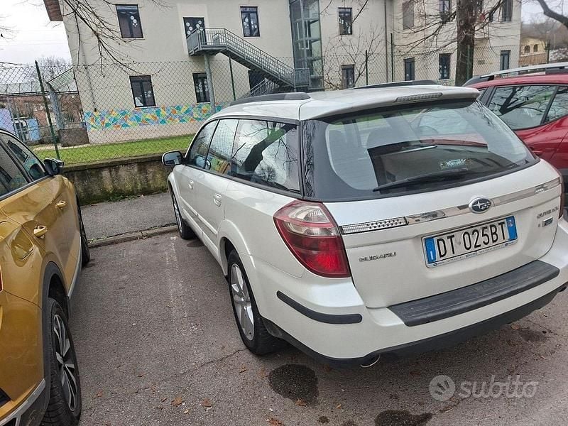 Usata Subaru Outback 150 CV (110 kW) 2008 Bianco Station wagon