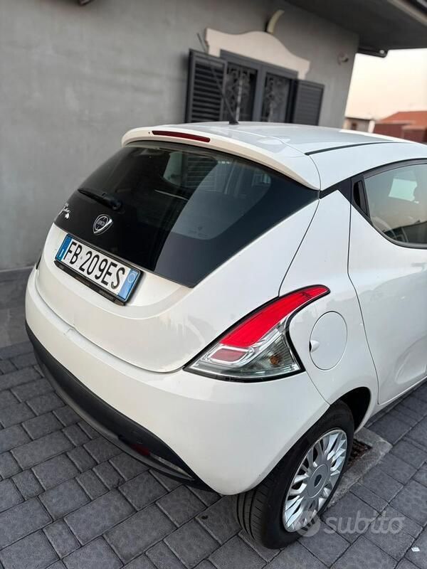 Usata Lancia Ypsilon 80 CV (58 kW) 2015 Bianco Utilitaria