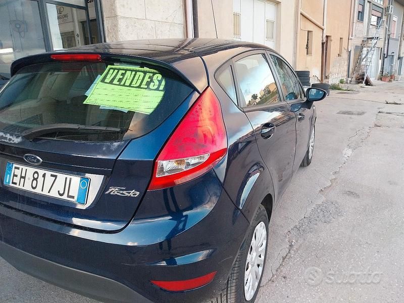 Usata Ford Fiesta 70 CV (51 kW) 2011 Blu Berlina