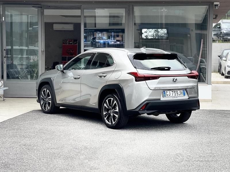 Usata Lexus UX 152 CV (111 kW) 2022 Argento SUV