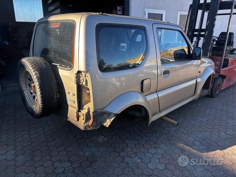 Usata Suzuki Jimny 82 CV (60 kW) 2004 Argento SUV