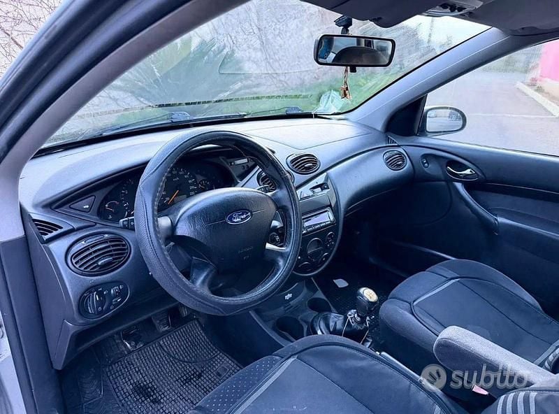Usata Ford Focus Ghia 115 CV (84 kW) 2002 Grigio Station wagon