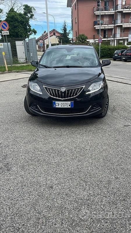 Usata Lancia Ypsilon 70 CV (51 kW) 2024 Nero Utilitaria