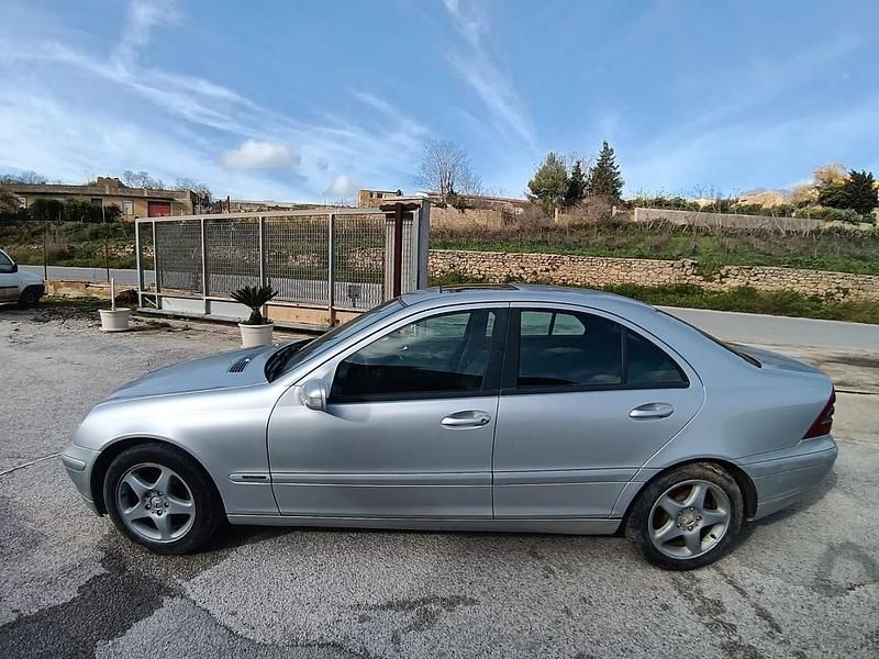 Usata Mercedes C220 Classic 142 CV (104 kW) 2002 Argento Berlina