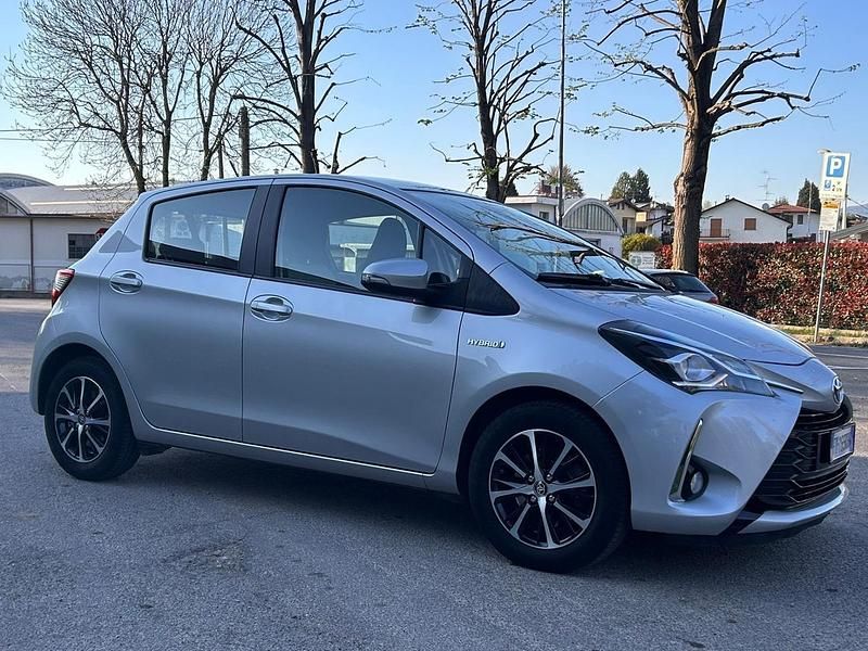 Usata Toyota Yaris Hybrid 73 CV (53 kW) 2019 Grigio Berlina