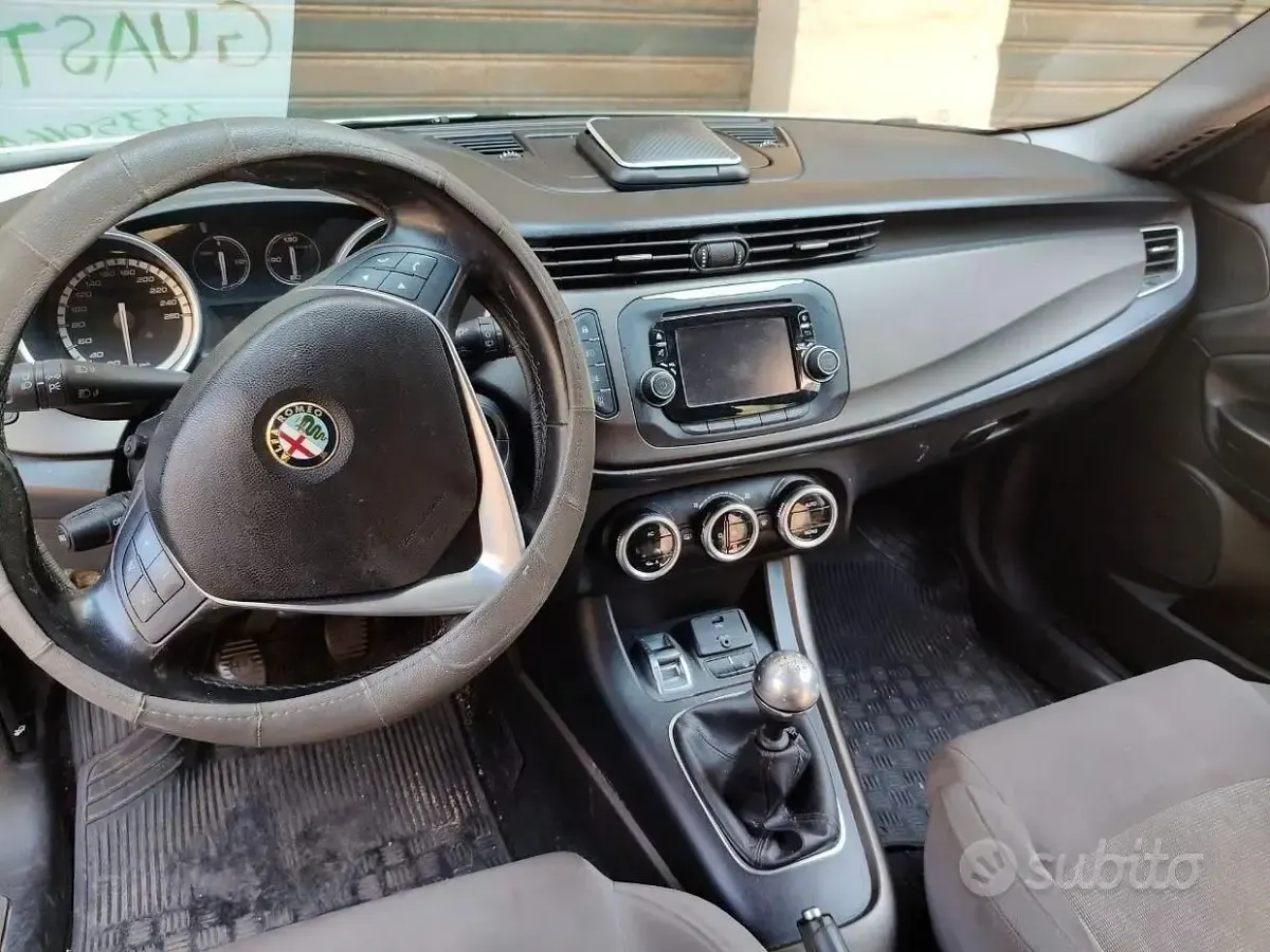 Usata Alfa Romeo Giulietta Distinctive 105 CV (77 kW) 2014 Bianco Utilitaria