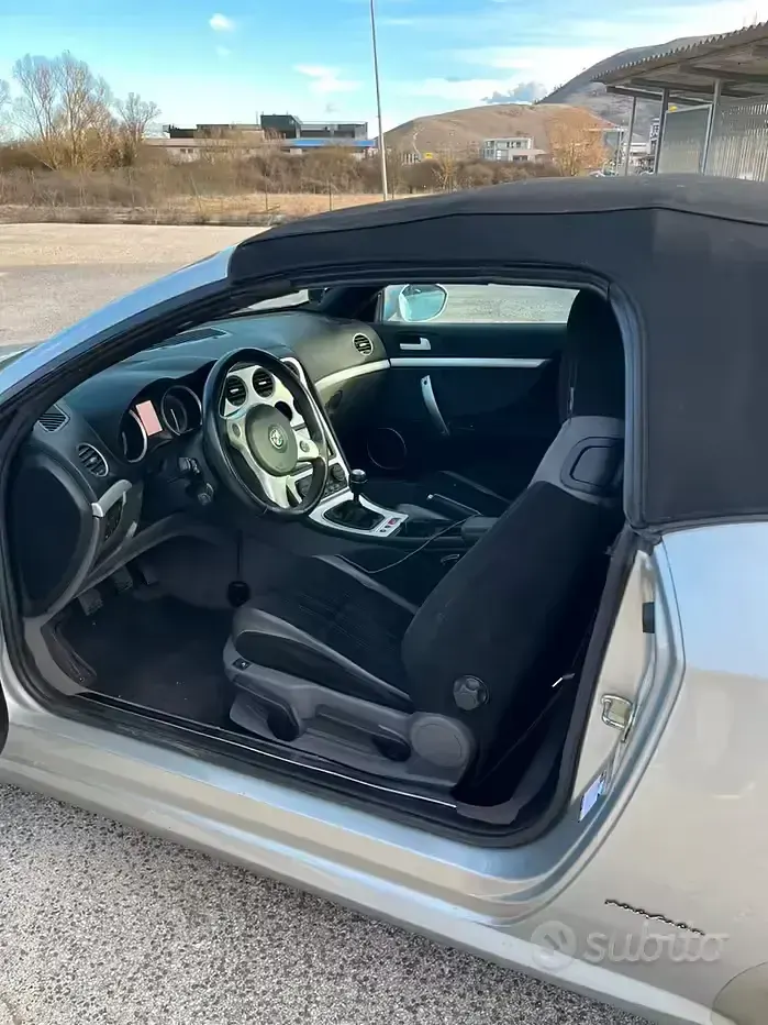 Begagnad Alfa Romeo Spider 185 HK (136 kW) 2007 Grå Cab
