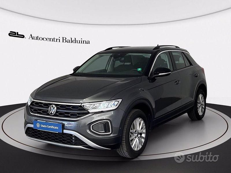 Grigio indyum/tetto nero Usata 2024 VW T-Roc Life SUV | 26.900 € (Buon prezzo) - Immagine 1/4