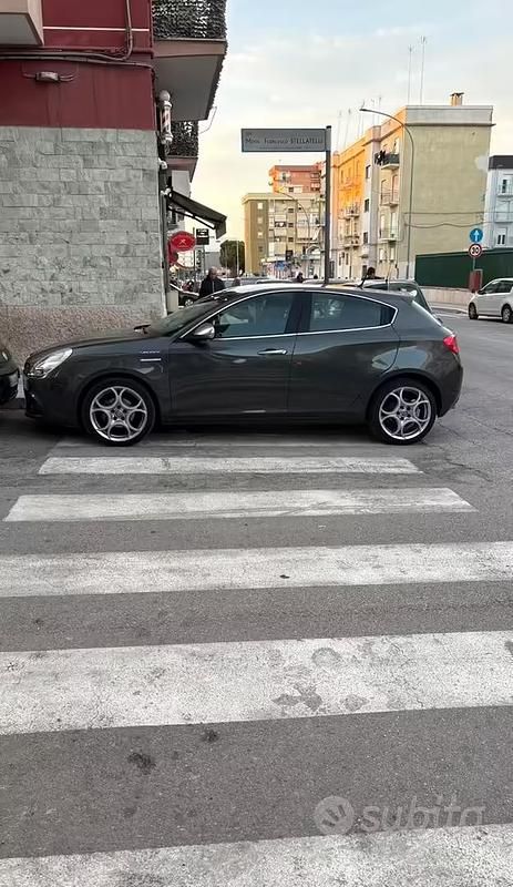 Usata Alfa Romeo Giulietta Distinctive 105 CV (77 kW) 2013 Grigio Utilitaria