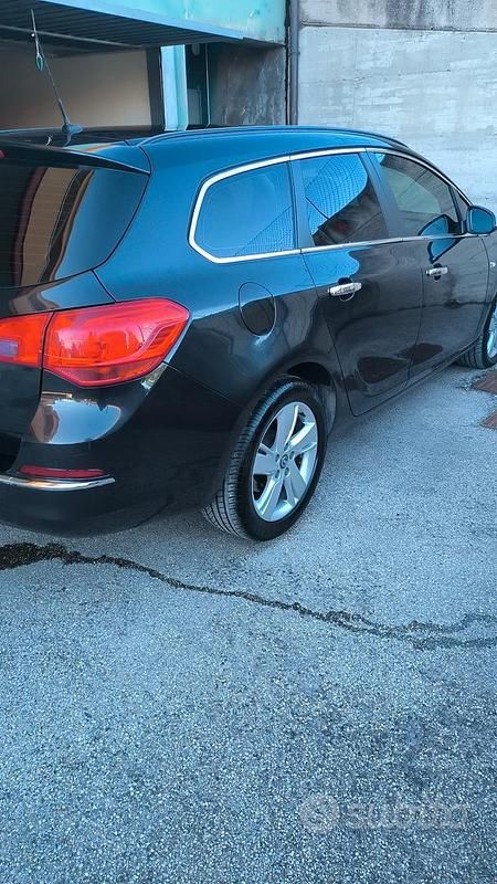 Usata Opel Astra 110 CV (80 kW) 2014 Nero Station wagon