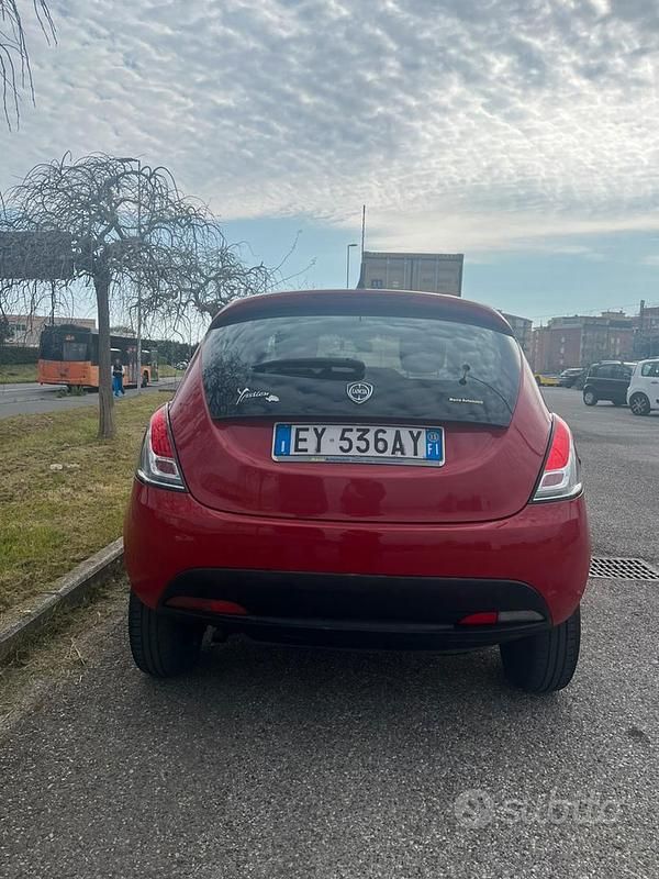 Usata Lancia Ypsilon 69 CV (50 kW) 2015 Rosso Utilitaria
